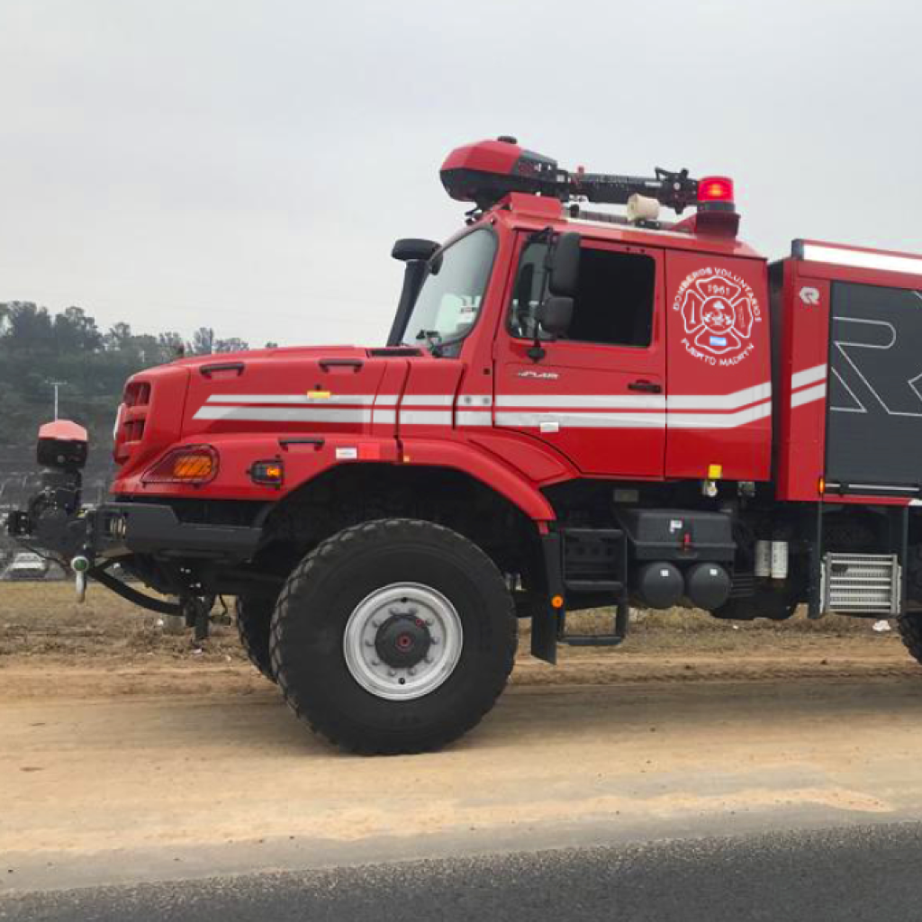 Metalúrgica ARD S.A. entregó a la Asociación de Bomberos Voluntarios de Puerto Madryn una unidad Autobomba Búfalo 6100/750/250 sobre chasis Mercedes Benz Zetros 3048 6x6 caja automática.